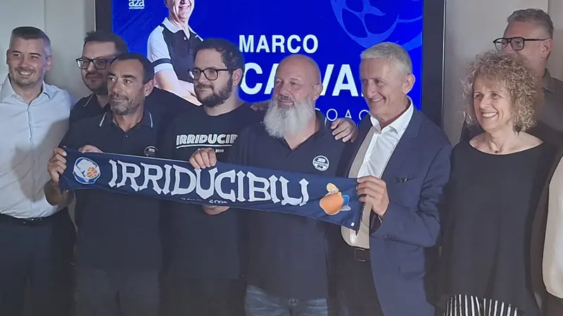 Marco Calvani tra tifosi e membri del club - © www.giornaledibrescia.it