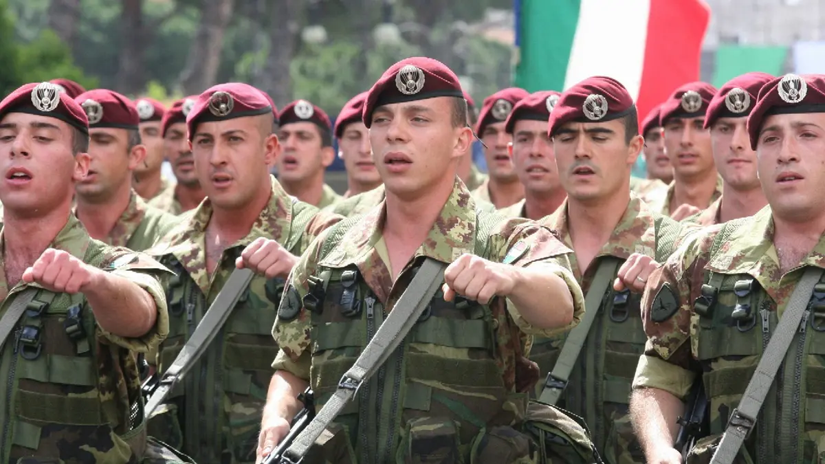 Reparti della Folgore alla parata militare del 2 giugno a Roma - Foto Ansa © www.giornaledibrescia.it
