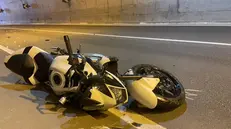L'incidente tra un'auto e una moto in galleria a Salò
