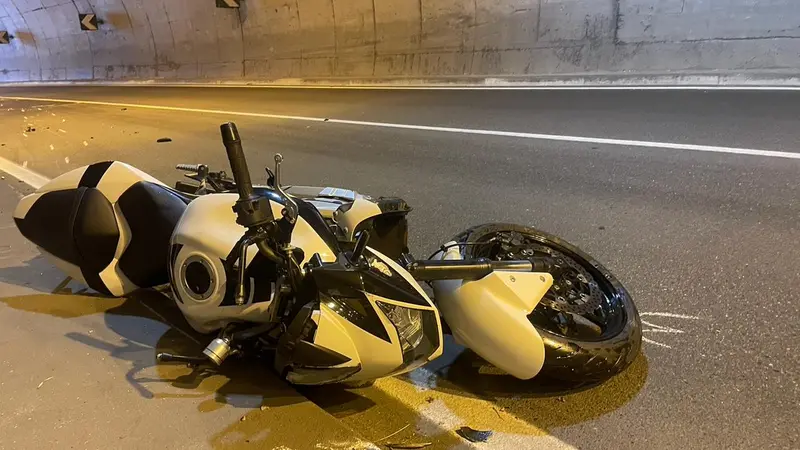 L'incidente tra un'auto e una moto in galleria a Salò