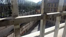 Uno dei cortili di Canton Mombello visto dalle sbarre