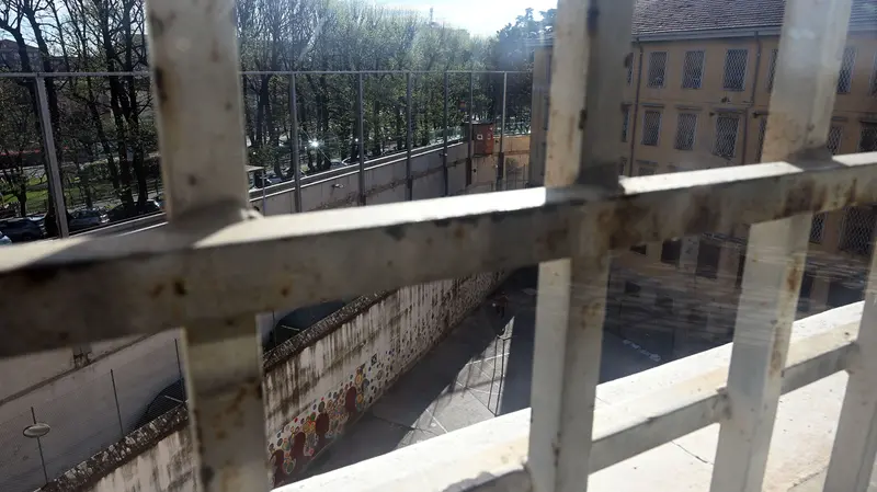 Uno dei cortili di Canton Mombello visto dalle sbarre