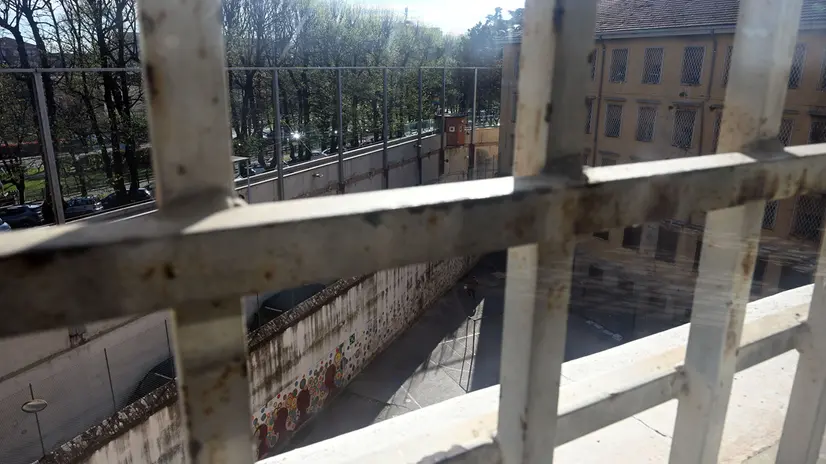 Uno dei cortili di Canton Mombello visto dalle sbarre