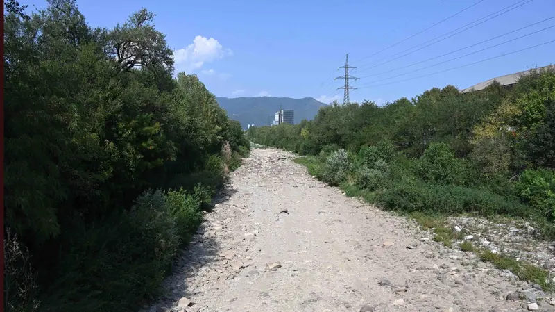 Il Mella ridotto a una lunga distesa di pietre