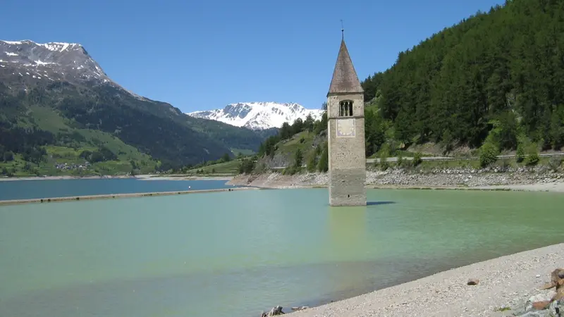 Il lago di Resia e il campanile di Curon che spunta dalle acque
