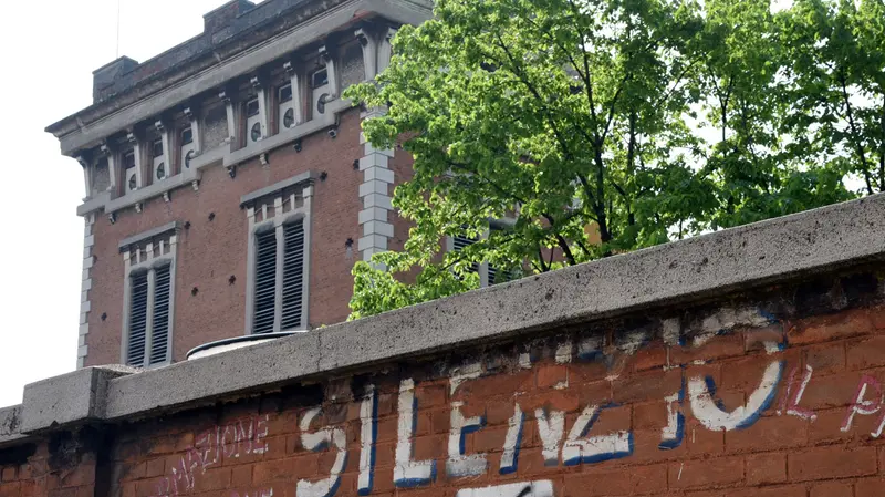 Il muro di cinta della Caffaro - © www.giornaledibrescia.it