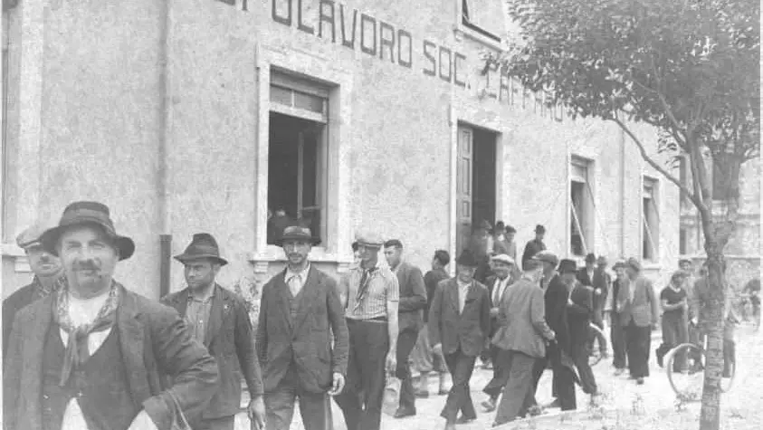 Una foto d'epoca che ritrae i lavoratori della Caffaro