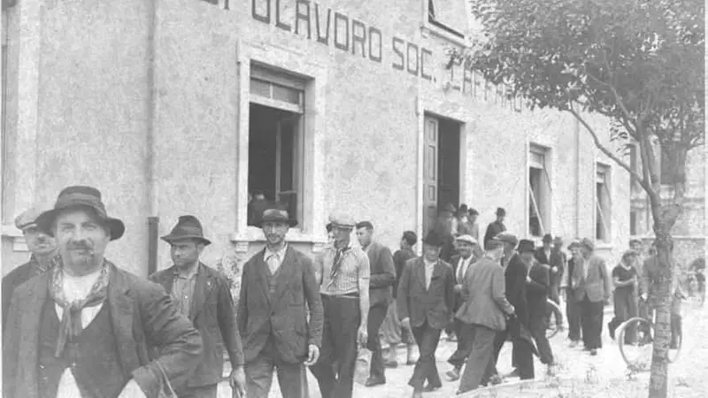 Una foto d'epoca che ritrae i lavoratori della Caffaro