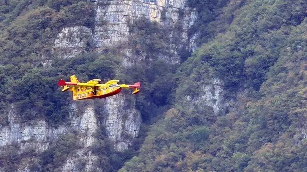 I Canadair in azione tra Idro e Capovalle