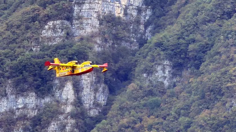 I Canadair in azione tra Idro e Capovalle