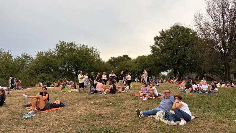 La gente riunita in Maddalena per l'eclissi di sole