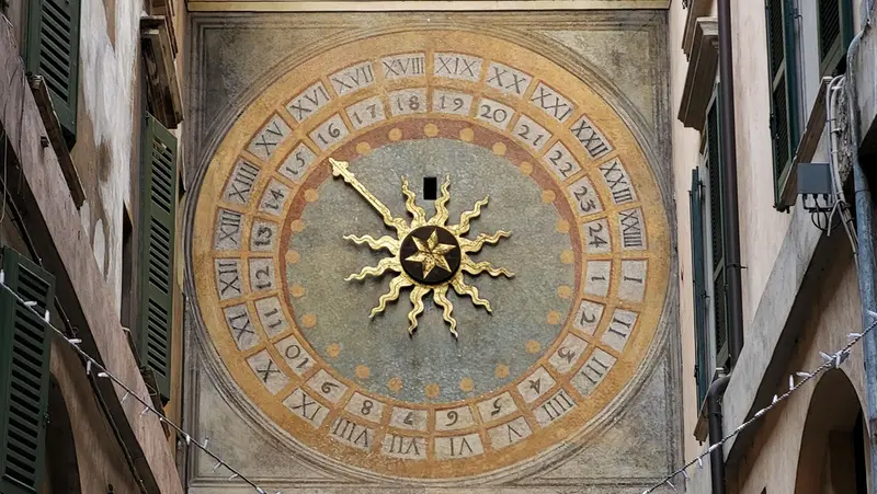 L'orologio sul retro della torre
