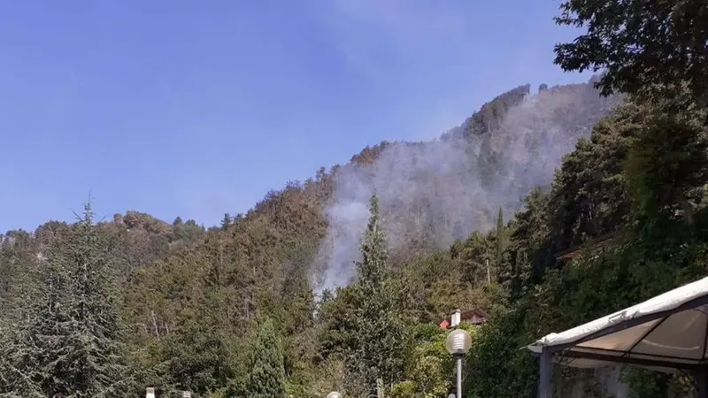 Continua l'incendio nei boschi sopra Tignale - © www.giornaledibrescia.it