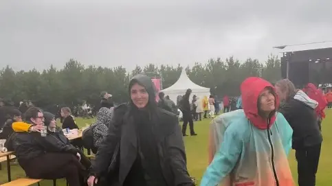 Joan Thiele con l’amica Elisa al Víðistaðatún