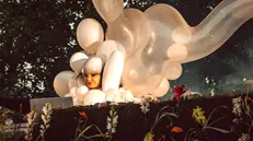 Björk in consolle con l’abito scultura di Robert Wun