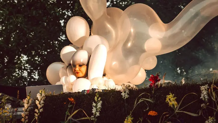Björk in consolle con l’abito scultura di Robert Wun