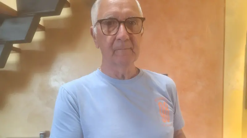 Giuseppe Martinelli mostra la sua medaglia d'argento olimpica - Foto Giornale di Brescia