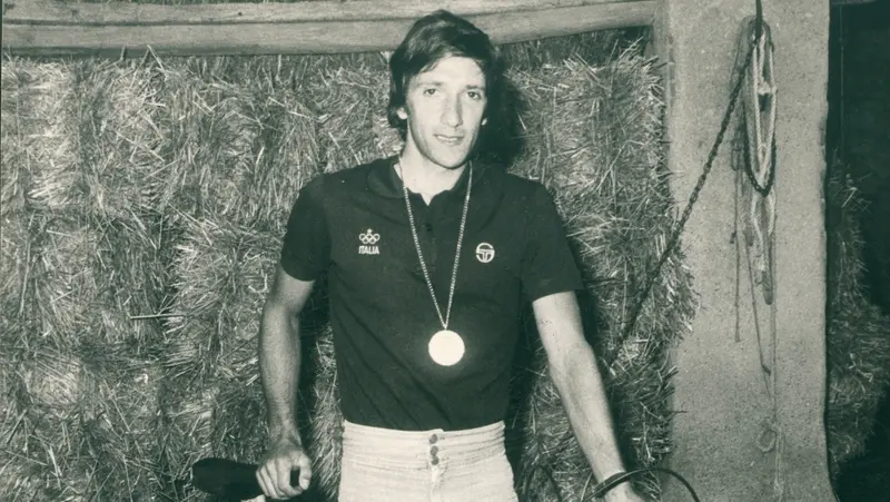 Foto storica: Martinelli mostra la medaglia d'argento conquistata a Montreal - foto archivio Giornale di Brescia
