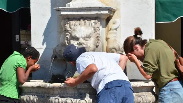 Persone che si rinfrescano per combattere il caldo