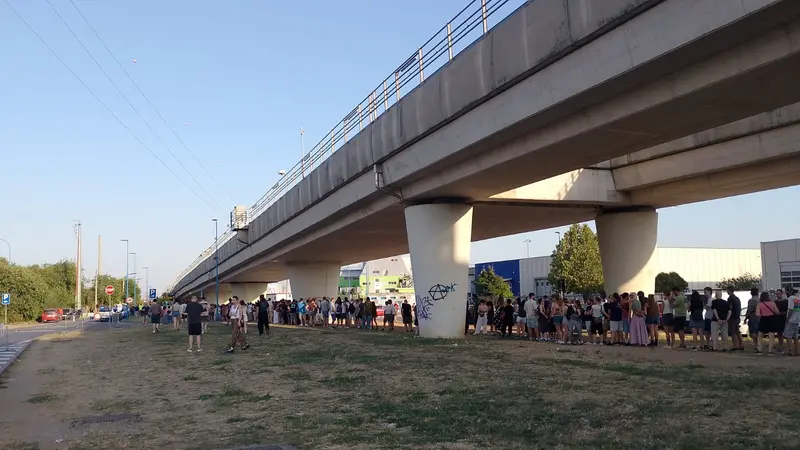 La coda fuori per provare ad entrare alla Festa di Radio Onda d'Urto