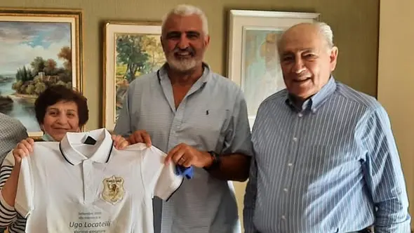 Nel 2020 la Benaco Salò andò da Maria Luisa Locatelli in Puglia a consegnare una maglia-ricordo in onore del padre