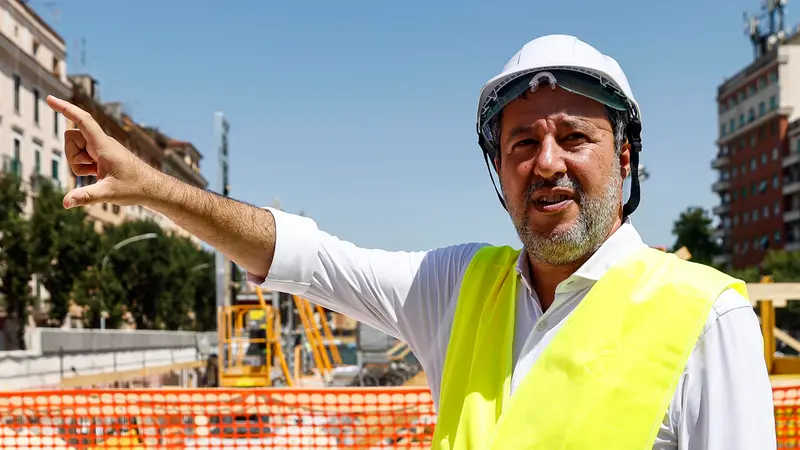 Matteo Salvini durante un sopralluogo a Roma - Foto Ansa © www.giornaledibrescia.it