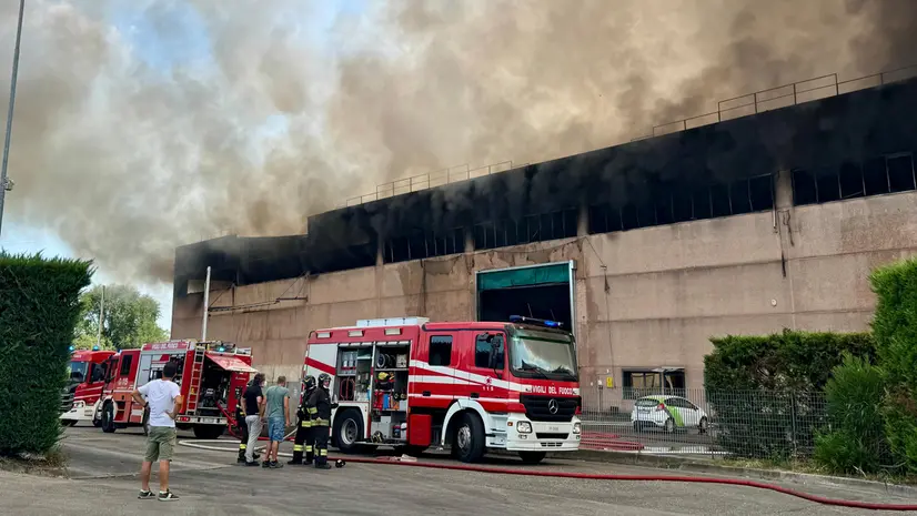 Il 12 luglio scorso le fiamme hanno devastato lo stabilimento © www.giornaledibrescia.it