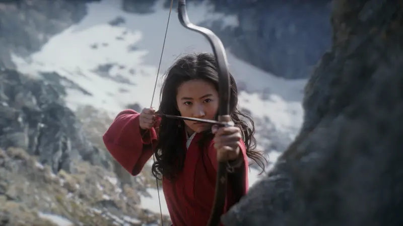 Yifei Liu nei panni di Mulan - © 2019 Disney Enterprises