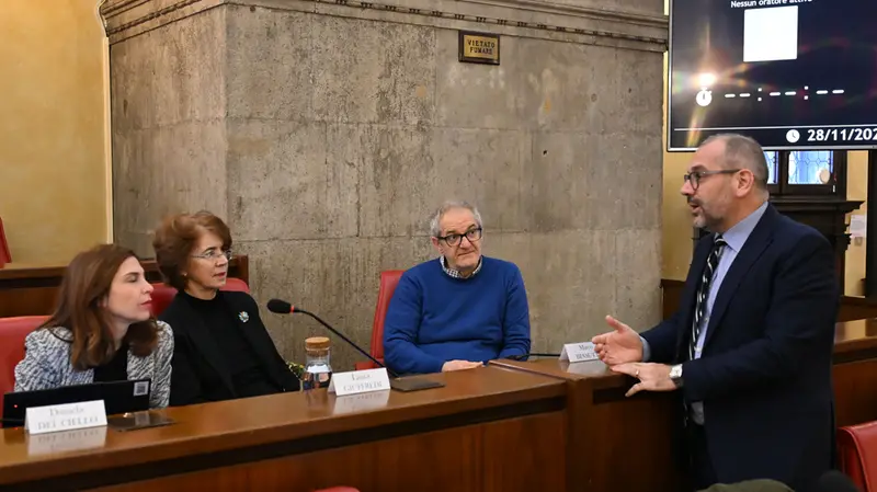 Nell'aula del Consiglio con i colleghi di partito - Foto Comune di Brescia