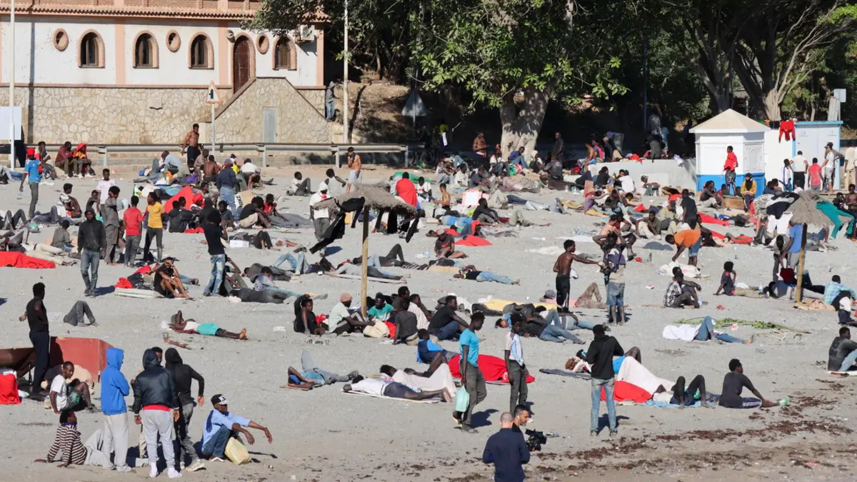 Migranti sulla spiaggia di Ceuta - Foto Ansa © www.giornaledibrescia.it