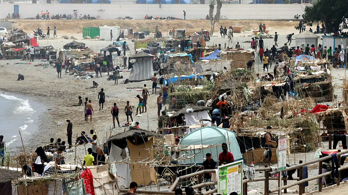 Migranti sulla spiaggia di Ceuta - Foto Ansa © www.giornaledibrescia.it
