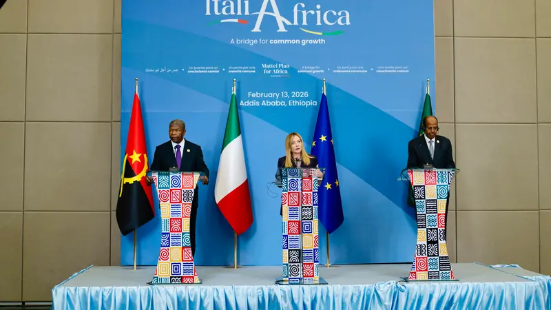 Giorgia Meloni con il Presidente dell'Angola e Presidente di turno dell'Unione Africana João Lourenço e il Presidente della Commissione dell'Unione Africana Mahmoud Ali Youssouf - Foto Ansa © www.giornaledibrescia.it