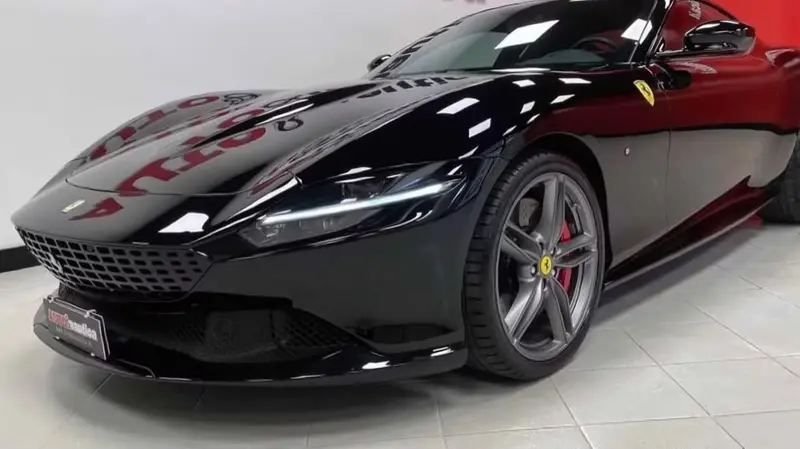Una Ferrari Roma nera (foto d'archivio)