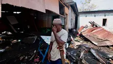 Un uomo disperato fuori da una casa distrutta dal terremoto in Indonesia - Foto Ansa © www.giornaledibrescia.it
