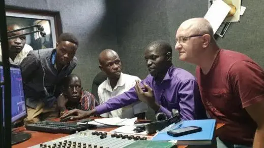 Padre Fabrizio Colombo con alcuni operatori radiofonici