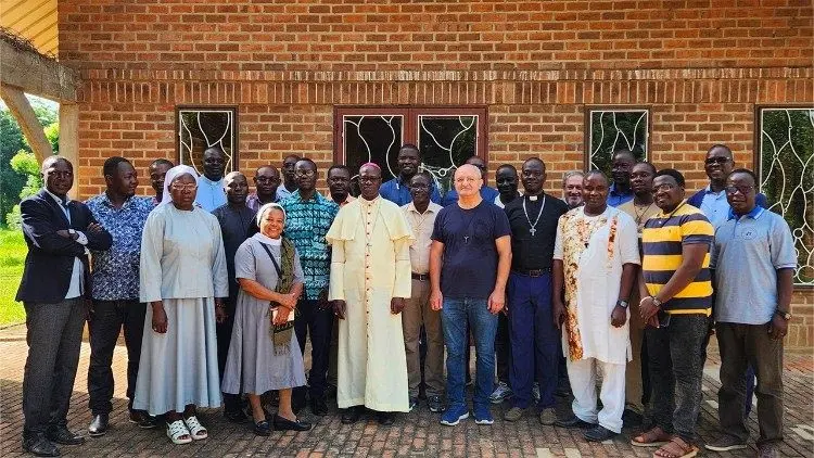 Il sacerdote valsabbino in uno scatto dall'Africa