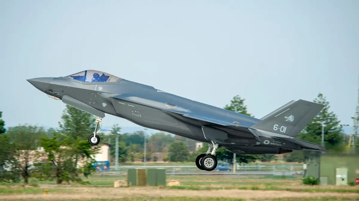 Un F35 in fase di decollo