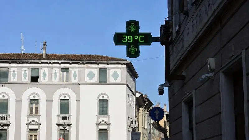 Il termometro all'esterno di una farmacia a Brescia