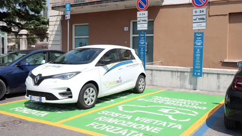 Uno degli stalli del servizio di car sharing elettrico - © www.giornaledibrescia.it