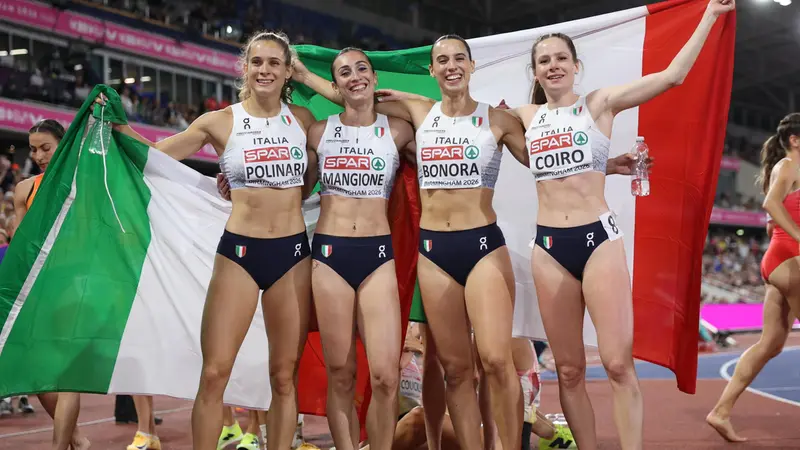Alessandra Bonora (terza da sinistra) con le compagne di bronzo nella 4x400 agli Europei - Foto Ansa © www.giornaledibrescia.it