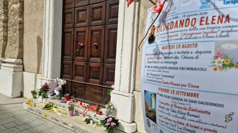 Fiori e ceri davanti alla chiesa nella quale trovò la morte © www.giornaledibrescia.it