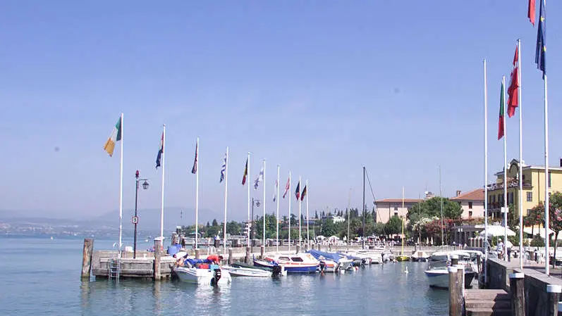 Il porto di Sirmione (foto d'archivio)