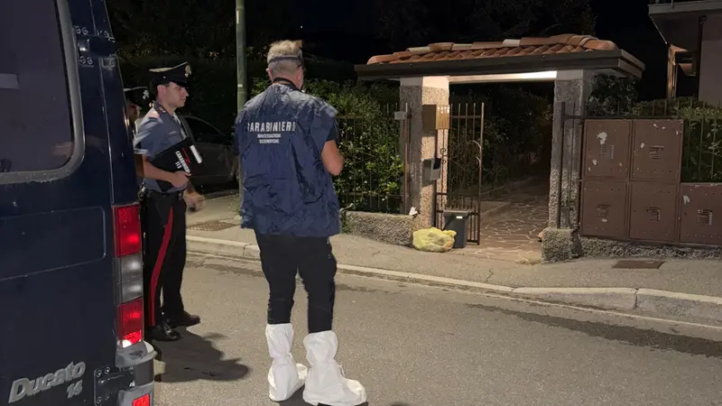 I carabinieri fuori dall'abitazione di Concesio - © www.giornaledibrescia.it