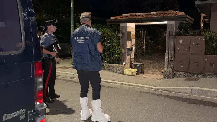 I carabinieri fuori dall'abitazione di Concesio - © www.giornaledibrescia.it