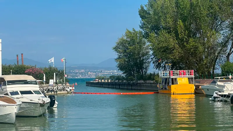 Lo sversamento al porto di Sirmione