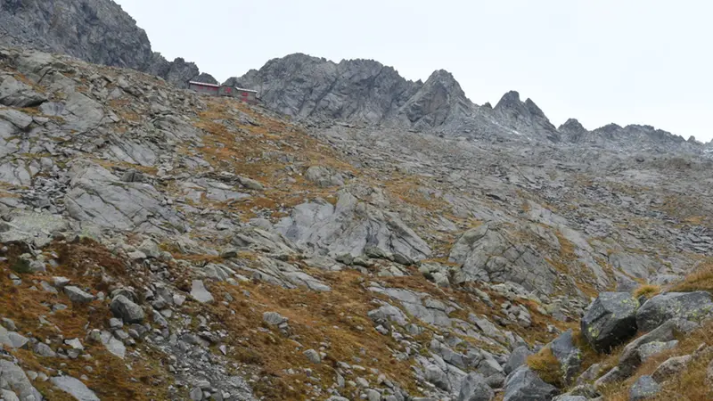 Il rifugio Ponti, tra le lastre di roccia