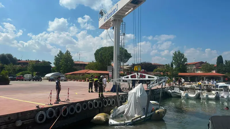 Lo sversamento al porto di Sirmione