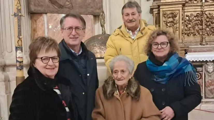La decana Evelina Zei con sindaco, vicesindaca, figlio e nuora © www.giornaledibrescia.it