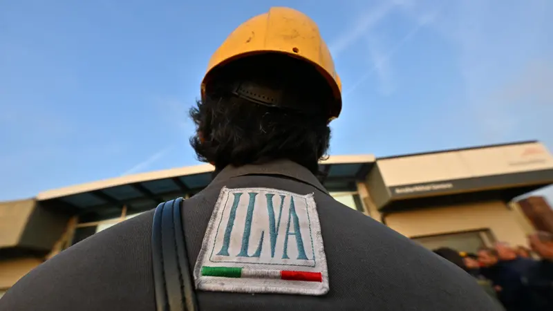 Un lavoratore dell'ex Ilva - Foto Ansa © www.giornaledibrescia.it