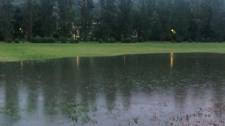 Il parco Castelli a Mompiano allagato dopo un temporale (foto d'archivio)